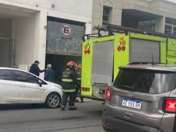 Tensión en el centro de La Plata por un incendio en un edificio que fue sofocado por dos estudiantes universitarios