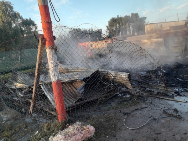 Feroz incendio arrasó con una vivienda en La Plata y piden colaboración para ayudar al damnificado