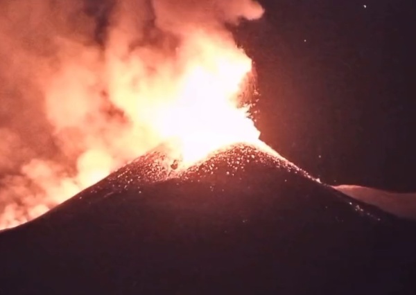 La erupción del volcán Etna provocó el cierre de un aeropuerto en Italia