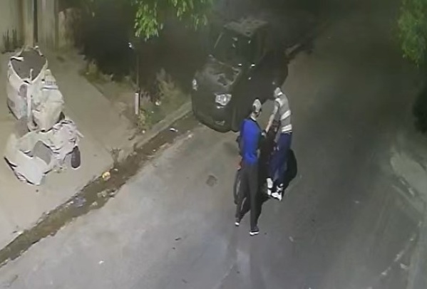 Dos delincuentes robaron una moto en La Plata durante la madrugada