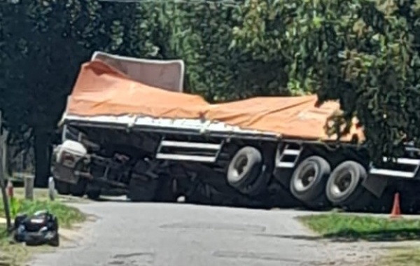 Un camión cayó en una zanja de Arturo Seguí