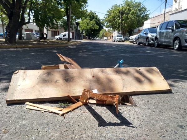 Un pozo en el medio de la calle tuvo que ser tapado con maderas y palos en Diagonal 76 y 18