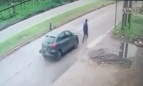 Así fue el impactante accidente en La Plata donde un auto atropelló a dos personas y huyó sin asistirlos