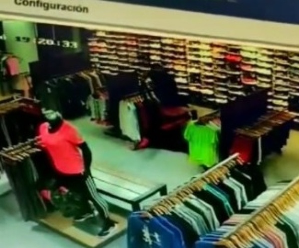 Un grupo de delincuentes armados ingresó a robar a un reconocido local platense y se dieron a la fuga en moto