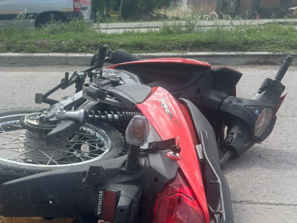 Fatal accidente en La Plata: falleció el conductor de una motocicleta tras chocar contra un colectivo