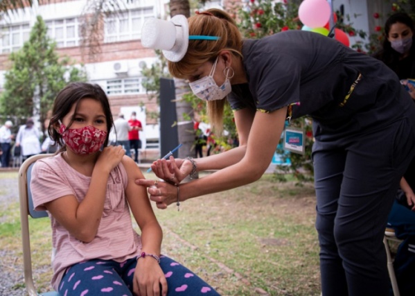 Vacunarán en 120 escuelas de La Plata: así es el plan para garantizar las clases presenciales