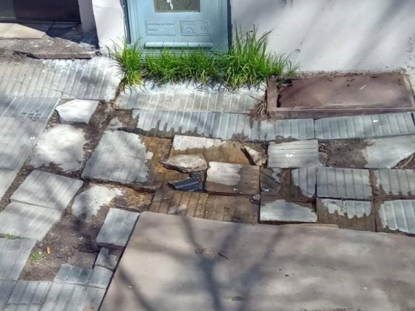 Denuncian una pérdida de agua que lleva meses sin ser reparada en 7 entre 63 y 64 y genera riesgo de caídas