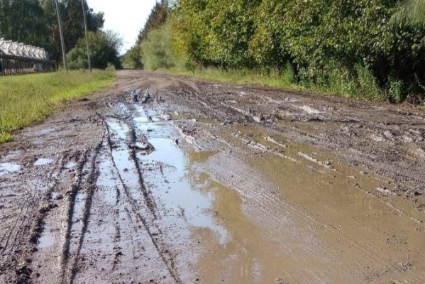 “No podemos entrar ni salir”: vecinos de Los Hornos reclaman por el arreglo de una calle