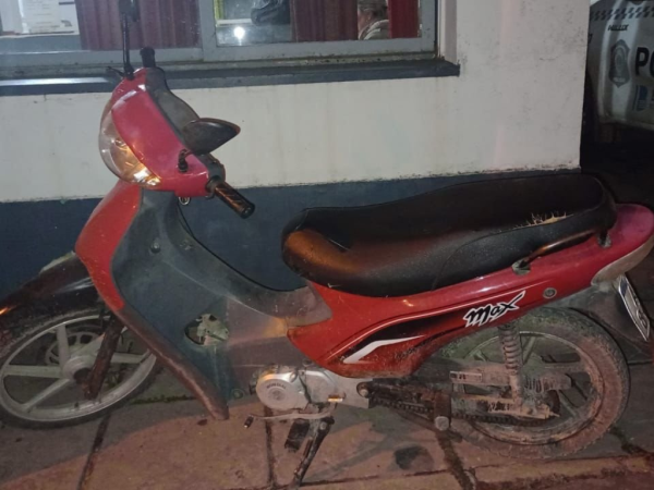 Un menor quedó detenido tras robarle la moto a una mujer en Berisso: su cómplice escapó