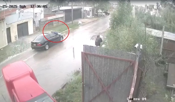 Violento episodio en Berisso: un taxista terminó sobre el capot de un auto tras un choque