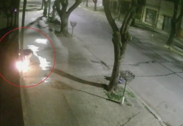 Temor en La Loma por una misteriosa mujer que prende fuego portones durante la noche