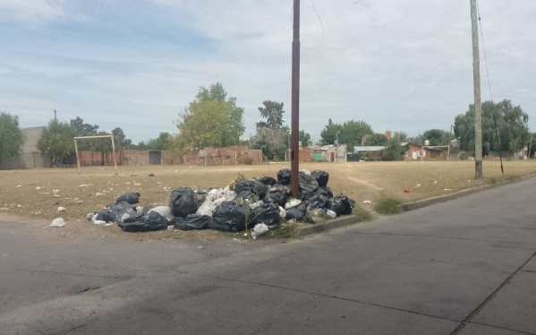 Insólito: una canchita de fútbol invadida por basura en Barrio Aeropuerto