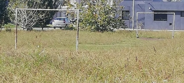 Había una cancha de fútbol pero ahora es un pastizal, vecinos de Olmos reclaman la falta de mantenimiento