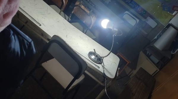 Una escuela de La Plata no tiene luz hace más de un mes y cursan con un velador: "Los nenes no llegan a copiar, no ven nada"