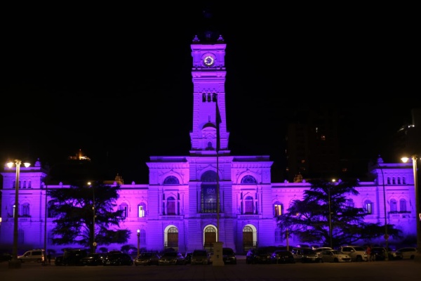 El Palacio Municipal de La Plata se tiñó de violeta por el Día de la Mujer