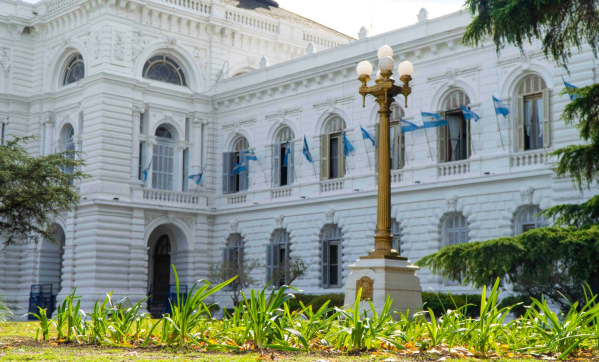 La Municipalidad de La Plata limpió y renovó los jardines del Palacio