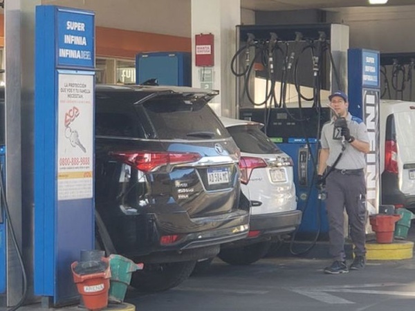 Revelaron que el combustible continuará aumentando hasta mayo y responsabilizan al Gobierno por la decisión