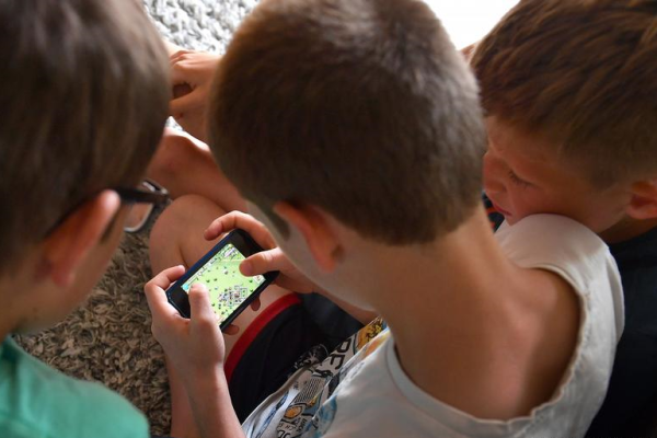 Un informe indicó que los jóvenes pueden presentar ansiedad y depresión por pasar muchas horas frente a la pantalla