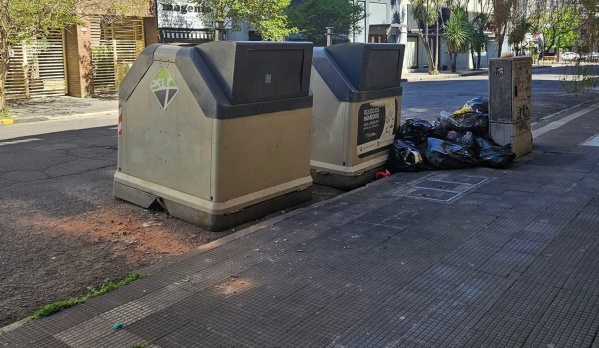 En 10 y 55, un vecino se quejó por la cantidad de bolsas de basura que se acumulan