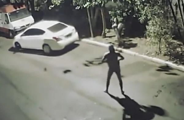 Una pareja tenía sexo en el auto pero un grupo de delincuentes le robaron el vehículo