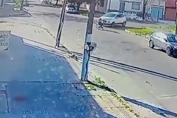 Atropelló a un hombre en silla de ruedas en La Plata, lo dejó tirado y es buscado intensamente