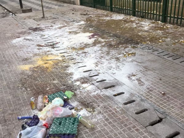 Vecinos de la zona de la Facultad de Derecho, hartos del olor nauseabundo que dejan algunos recibidos