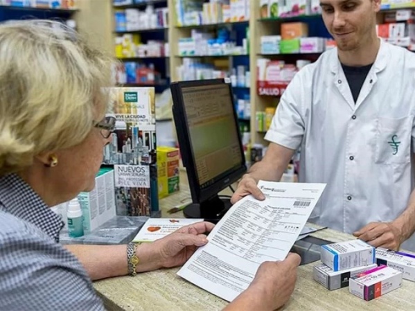 Medicamentos aumentaron un 85% y el sector farmacéutico advirtió que podrían suspender la entrega gratuita a jubilados