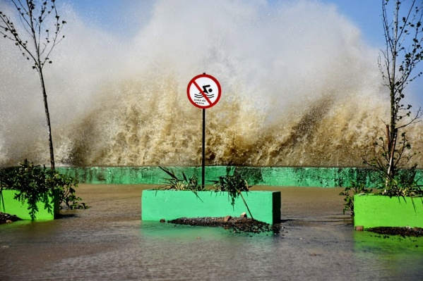 Con fuertes vientos soplando desde el sudeste, las olas del Río de la Plata alcanzan los 5 metros