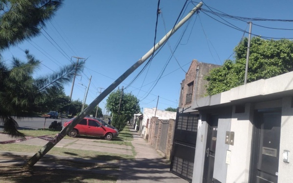 Vecinos de San Carlos, preocupados por un poste a punto de caerse