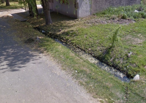“Destapen las zanjas”: el pedido de un vecino de Altos de San Lorenzo sobre calle 14