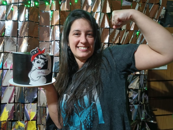Trabaja de policía en La Plata, persiguió su sueño en pandemia y se transformó en la reina de las tortas: "Es todo a pulmón"