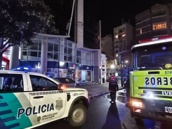 Tensión en Plaza Italia por un principio de incendio en un edificio: evacuaron a todos los vecinos