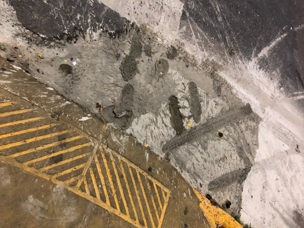 Comerciantes de 6 y 45 molestos por rastros de cemento que quedaron en la calle