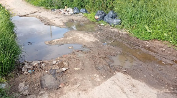 Vecinos calle 528 bis y 146 denuncian un pozo que complica el tránsito y acumula agua