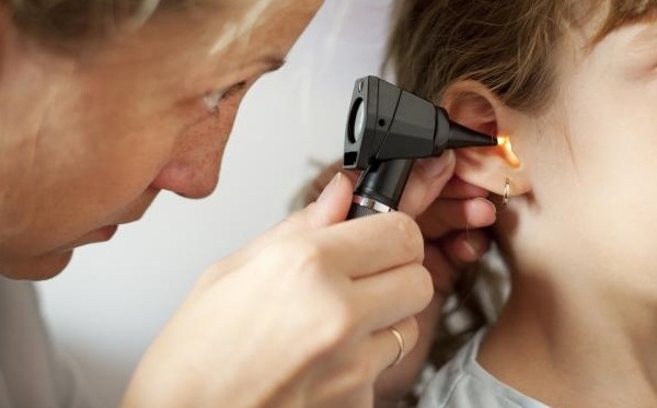 Cómo evitar el dolor de oídos tras bañarse o meterse a la pileta: síntomas de la otitis y consejos para prevenirla