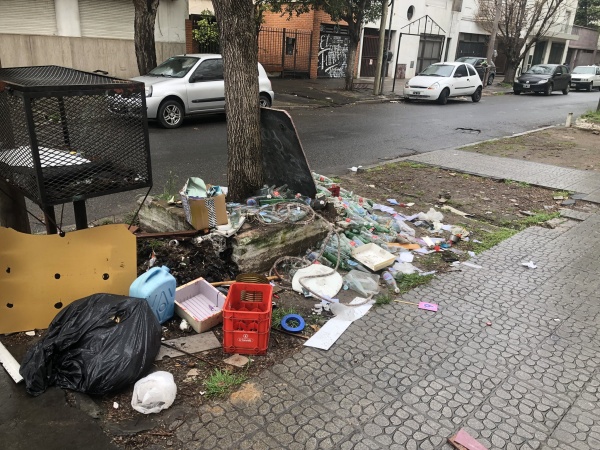 Vecino de calle 63, molesto por la acumulación de basura
