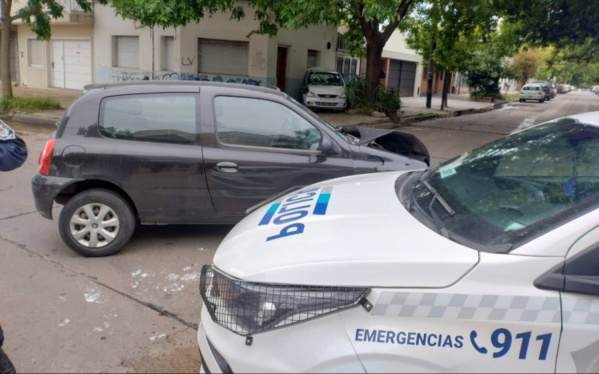 En un fuerte choque, un auto terminó incrustado en la ventana de una casa de La Plata