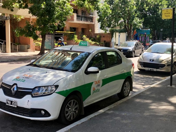 Vecinos de Plaza Paso se quejan que taxistas ocupan la parada para descansar y no levantan viajes
