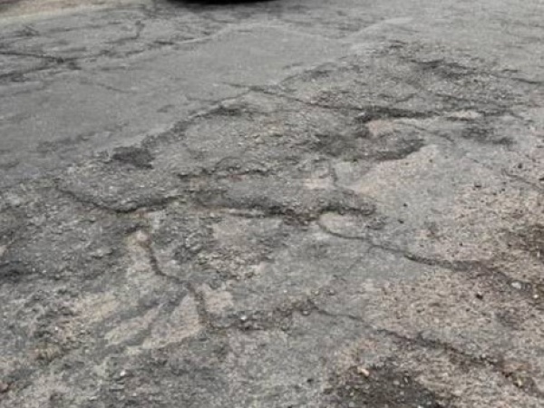 Vecinos de Camino Rivadavia denuncian problemas por el estado del asfalto en las calles 121 y 122