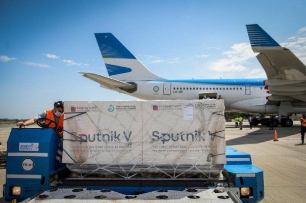 Llega en la madrugada un vuelo de Aerolíneas Argentinas récord: traerá 1,1 millones de vacunas Sputnik V