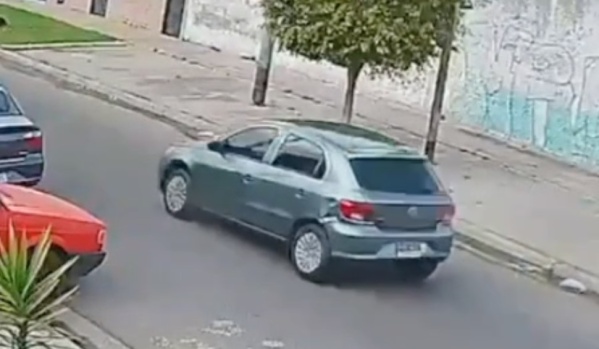 Buscan a un conductor que chocó un auto estacionado y se dio a la fuga en Villa Elvira