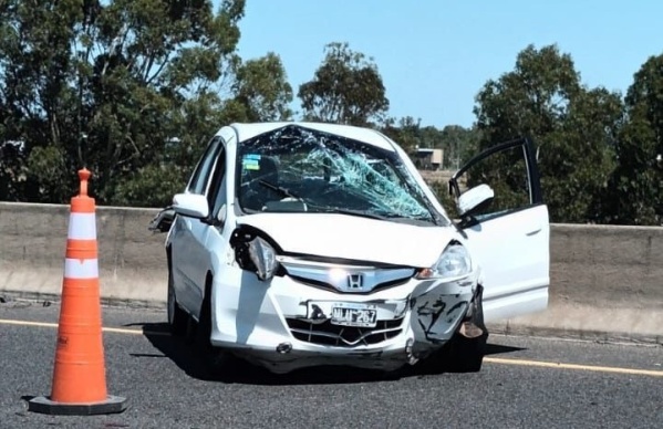 Un auto chocó en la Autopista Buenos Aires - La Plata, y hay un herido