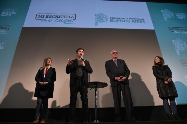 Kicillof entregó 400 títulos de propiedad gratuitos: "Este es un acto de justicia que permite valorar"