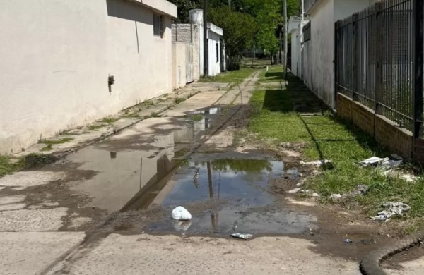Vecinos de Berisso denuncia por una amplia pérdida de agua de más de cuatro meses