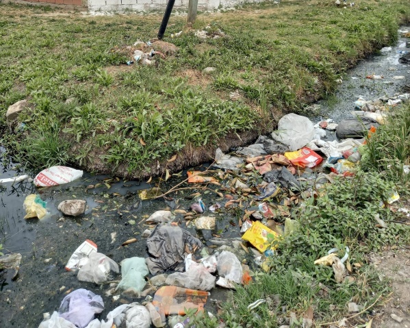 Vecinos de San Carlos enojados con el estado de las cunetas