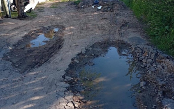 Vecinos denuncian unos peligrosos cráteres en calle 97 entre 115 y 116 y exigen la reparación