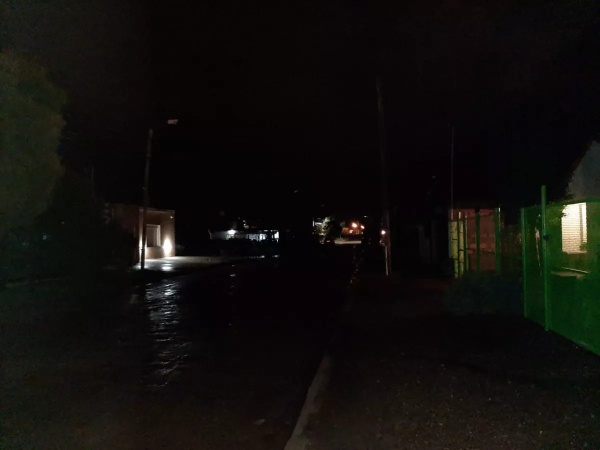 "Es una boca de lobo": vecinos exigen que se coloquen luminarias urgente en Los Hornos
