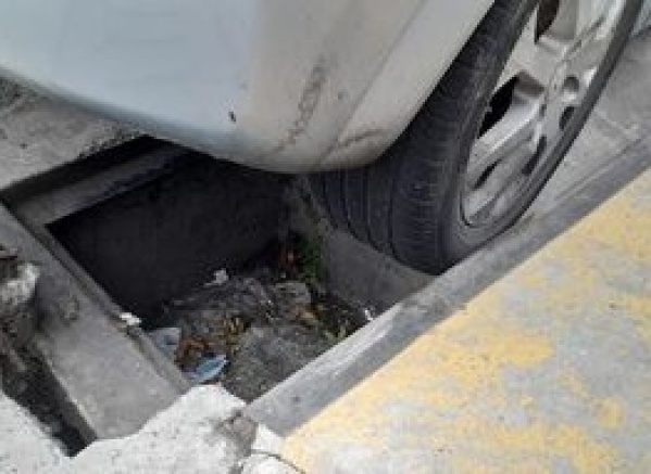 En 137 y 63 falta la tapa del desagüe y genera un problema para los automovilistas: "Pase un momento feo"