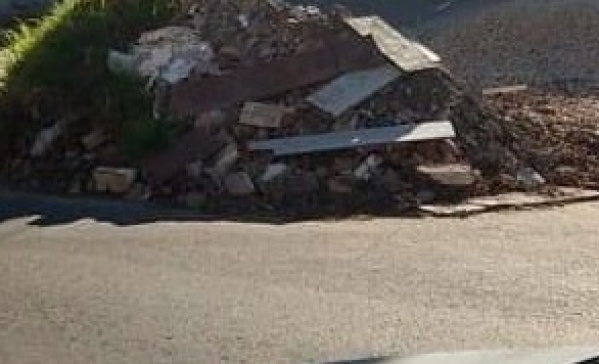 Vecinos de City Bell piden que se retire urgente una montaña de escombros