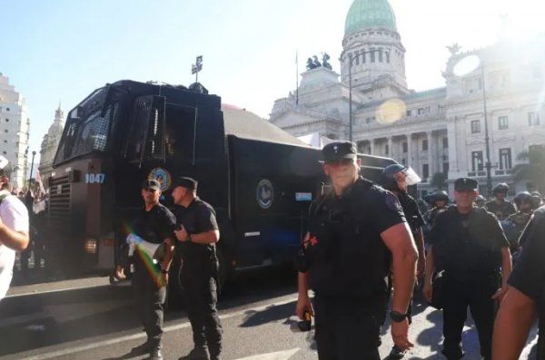 La Gendarmería reprimió a los manifestantes en una jornada de mucha tensión en el Congreso